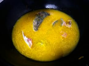 再放入鱼头鱼尾煮差不多熟了