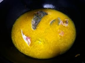 再放入鱼头鱼尾煮差不多熟了