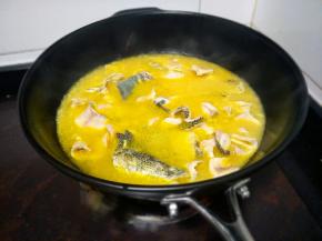 煮到鱼肉发白熟了，就可以关火了。