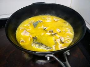 煮到鱼肉发白熟了，就可以关火了。