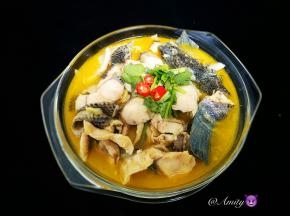 把鱼肉倒入刚才装了豆芽金针菇的盆子里放上香菜辣椒段就搞定了