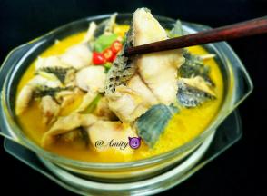 不喜欢吃鱼的我也忍不住来几块。底下的金针菇豆芽更好吃。汤也好好喝哦