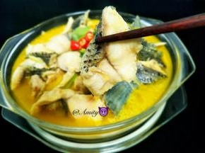 不喜欢吃鱼的我也忍不住来几块。底下的金针菇豆芽更好吃。汤也好好喝哦