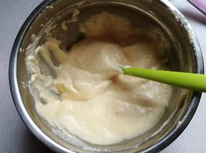 用搅拌刀切拌均匀，翻拌至没有颗粒状态
