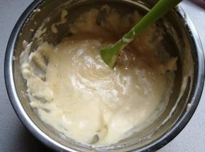 再把拌好的油蛋糊倒入蛋糕糊中翻拌均匀