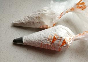 再把两份香蕉奶油分别装入裱花袋备用（裱花袋一个剪圆口，一个装入你喜欢的裱花嘴）