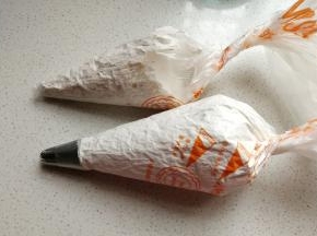 再把两份香蕉奶油分别装入裱花袋备用（裱花袋一个剪圆口，一个装入你喜欢的裱花嘴）