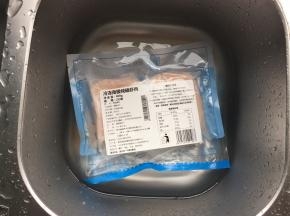 将磷虾肉放在冷水里浸泡解冻；