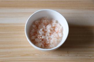 然后用手捏紧去掉多余的水分；