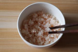 用筷子搅拌均匀腌制15分钟左右；