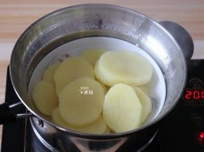 将土豆去皮切块放蒸锅内蒸熟，大约15分钟左右;