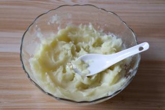 趁热用勺子压成泥，给低龄宝宝吃为了更细腻一定要压的很碎很碎哦；