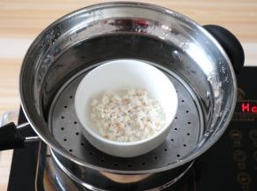 腌制好的磷虾肉上锅蒸5分钟左右，然后倒掉碗里多余水分；