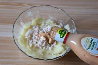 倒进压好的土豆泥中，加入冠利千岛沙拉酱搅拌均匀即可；