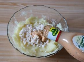 倒进压好的土豆泥中，加入冠利千岛沙拉酱搅拌均匀即可；
