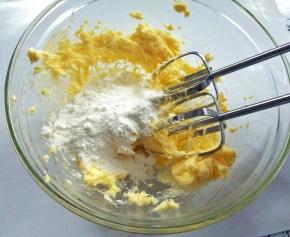 黄油室温软化，用打蛋器打几圈，一次性加入糖粉和一克盐，先用打蛋器搅一搅再打发，免得糖粉导出飞