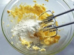黄油室温软化，用打蛋器打几圈，一次性加入糖粉和一克盐，先用打蛋器搅一搅再打发，免得糖粉导出飞