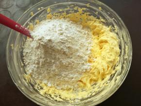 加人粉类，用小刮刀翻拌均匀