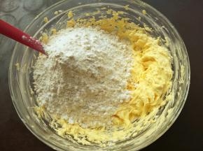 加人粉类，用小刮刀翻拌均匀