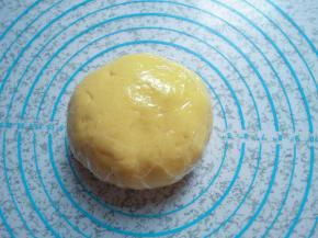 拌好揉成团，盖保鲜膜放冰箱冷藏1小时