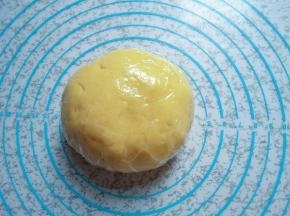 拌好揉成团，盖保鲜膜放冰箱冷藏1小时