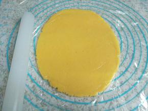 冷藏好拿出来，盖上一层保护膜擀开，擀成5mm厚的饼皮。