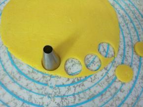 先用大的花嘴压出圆饼坯