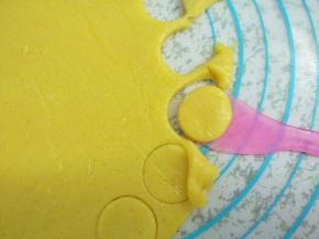 值用小勺或刮板，把小圆饼移到烤盘中