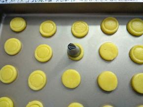 再用小的花嘴轻轻压一圈，不要压到底