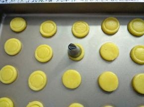 再用小的花嘴轻轻压一圈，不要压到底