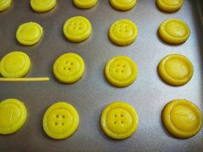 用牙签戳四个纽扣眼