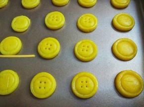 用牙签戳四个纽扣眼