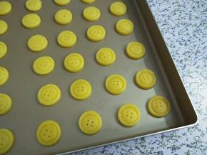 如果气温过高，按压好后可放在冰箱冷冻10分钟定型