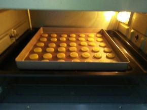 放进预热好的烤箱，170度烤10分钟