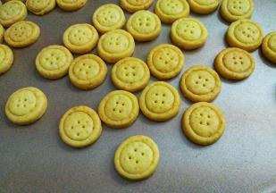 观察上色变金黄色就出炉，不然就变黑纽扣了