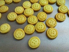 观察上色变金黄色就出炉，不然就变黑纽扣了