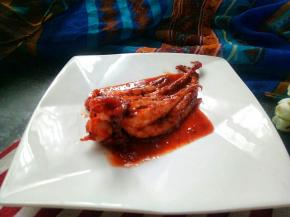 鱿鱼装盘，里面的汤汁浇在上面