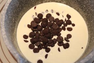 先制作甘纳许：将300克淡奶油放入奶锅，中小火煮至边缘冒小泡泡(60度)后离火，加入300克巧克力币