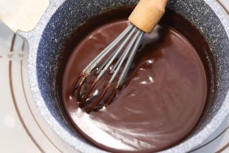 静置过夜（如果着急也可以盖上保鲜膜冰箱冷藏至裱花状态）