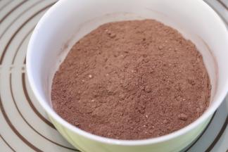 可可粉和低筋面粉混合均匀