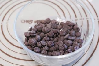 先称好81克的巧克力币