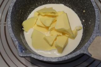 63克淡奶油和黄油放入奶锅，中小火煮至微沸关火