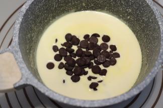 加入81巧克力币，静置3分钟后轻轻搅拌均匀