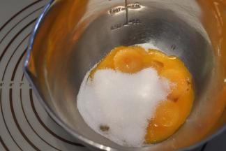 蛋黄和58克细砂糖混合