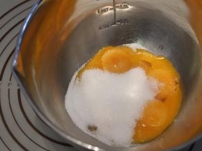 蛋黄和58克细砂糖混合