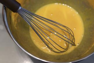 用蛋抽搅拌至糖完全溶解后隔热水，直至蛋液达到40度，取出