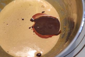 将巧克力液分2次加入到蛋液内，拌匀