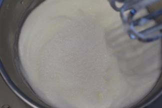 蛋白倒入无水无油的盆内，高速打发至成细腻的慕斯状，一次性加入剩余的细砂糖