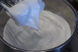 继续用高速打发蛋白，至湿性发泡（大弯钩）