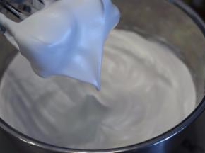 继续用高速打发蛋白，至湿性发泡（大弯钩）